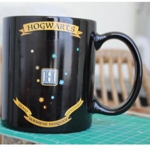 Harry Potter Golden Snitch Hogwarts Crest Black Ceramic Coffee Mug HPRQ-1590